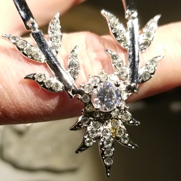 16" Rhinestone Necklace With Leaf Design - Picture 3 of 8